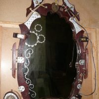 La cornice originale dello specchio da parete