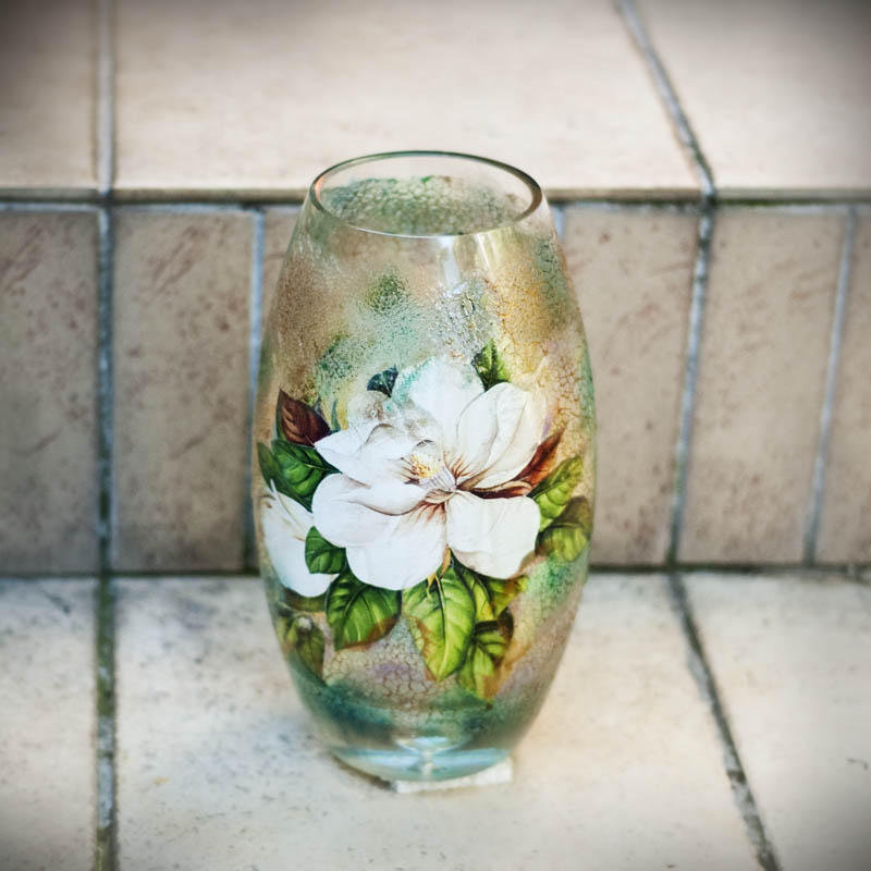 Vase en verre avec une belle fleur