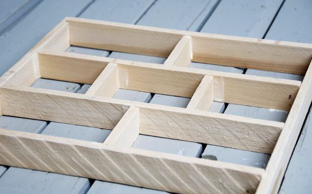 Forme en bois faite maison pour la fabrication de briques