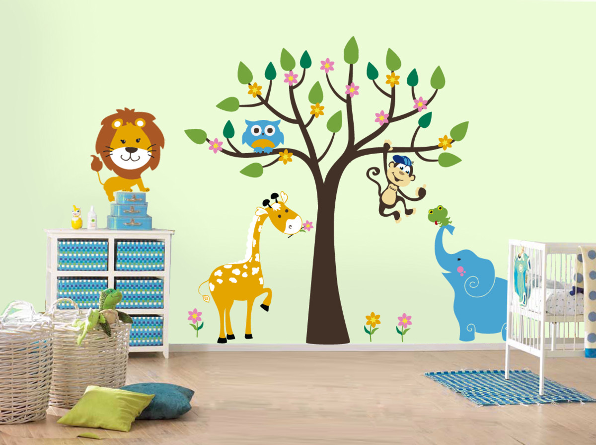 Albero e animali sul muro nella stanza dei bambini