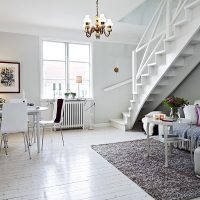 Salon de style scandinave avec escalier