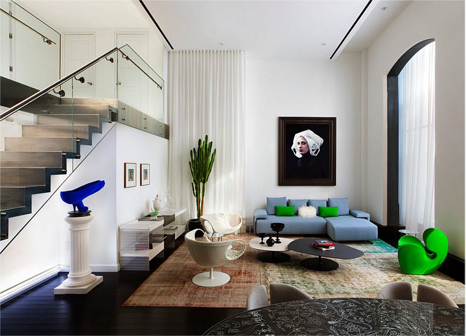 Conception d'un appartement sur deux niveaux dans le style du minimalisme