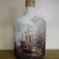 Frégate dessinant sur une bouteille en verre
