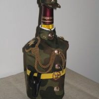 Tunique camouflage sur une bouteille en verre