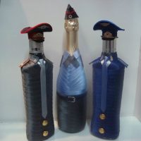 Trois bouteilles en rubans de satin