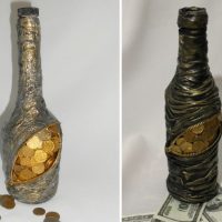 Décoration d'une bouteille sous un sac à main avec des pièces de monnaie