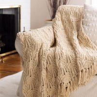 Châle tricoté à l'arrière du canapé