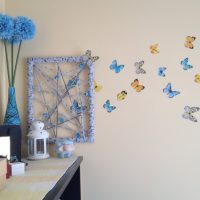 Papillons colorés sur un mur du salon