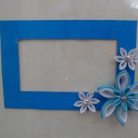 Cadre en carton bleu avec des fleurs en pâte polymère