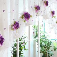 Rideau blanc à fleurs lilas