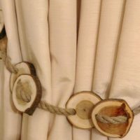 Corde avec des coupes en bois sur un rideau beige