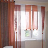Décoration de fenêtre avec des rideaux