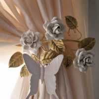 Papillon en plastique sur un rideau beige