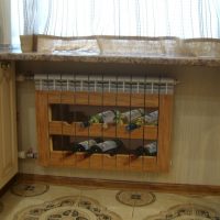 Radiateur de chauffage peint sous les étagères avec des bouteilles de vin
