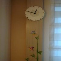 Horloge sur une boîte décorative de tuyaux de chauffage