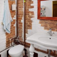 Tuyaux de cuivre dans une salle de bain de style loft
