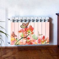 Drugeliai su gėlėmis ant šildymo radiatoriaus