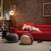 Raudona sofa gyvenamojo kambario dizaine