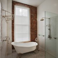 Bain blanc dans la salle de bain d'une maison privée