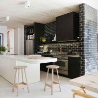 Mūrinių dirbinių imitacija virtuvės-svetainės interjere