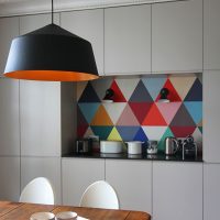 Triangles multicolores sur un tablier de cuisine