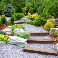 Tuin trappen gemaakt van hout en fijne steen