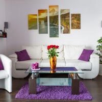 Kavos staliukas ant purpurinio kilimėlio
