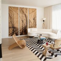 Zwart en wit gestreept tapijt in de woonkamer van een landhuis