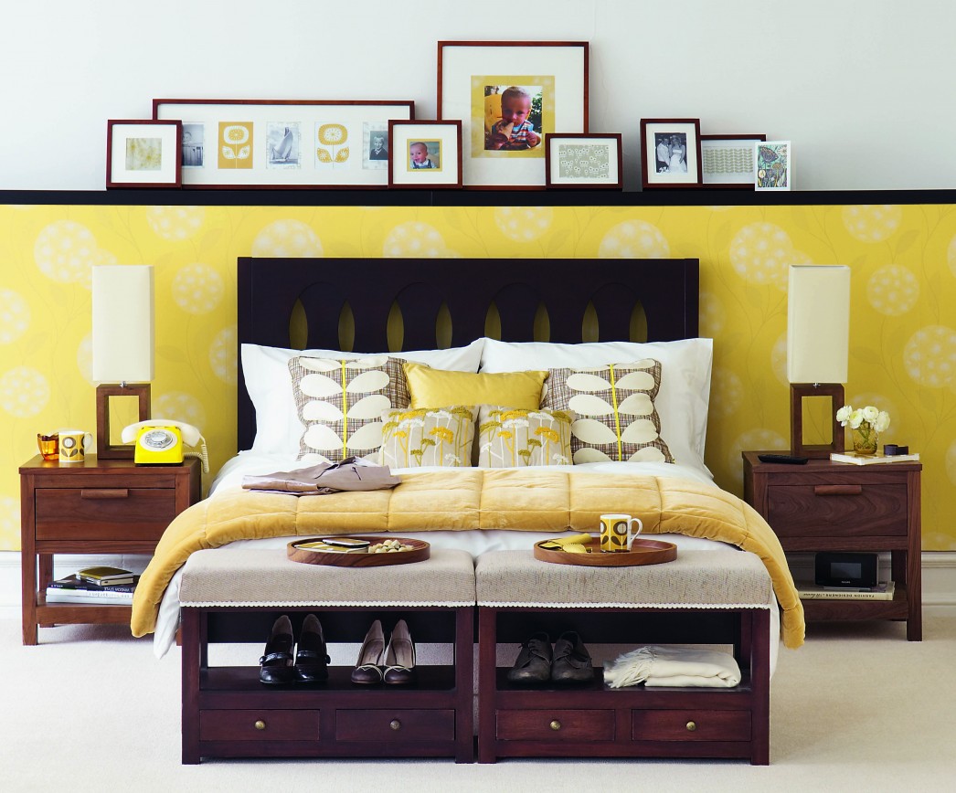 Papier peint jaune et blanc à l'intérieur de la chambre