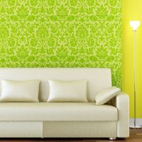 La combinaison de papier peint vert avec un mur jaune