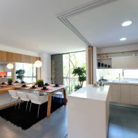 Progettazione di una cucina-soggiorno con una parete scorrevole