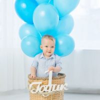 Cesto con palloncini per un bambino di un anno