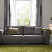 Zeleni tepih u sivoj dnevnoj sobi
