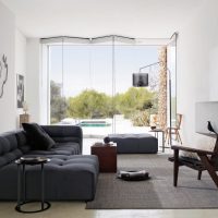 Dzīvojamās istabas dizains mūsdienīgā lauku mājā