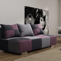أريكة مع تنجيد من ثلاثة ألوان في غرفة المعيشة في لوحة منزل