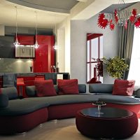 Rode kleur in het ontwerp van de keuken-woonkamer