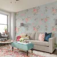 Dzīvojamās istabas sienu apdare ar ziedu tapetēm