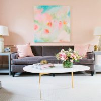 Soggiorno di design con pareti rosa