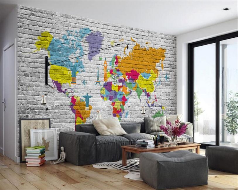 Graffiti de carte du monde sur un mur de briques d'un salon