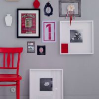 Chaise rouge contre un mur de lumière