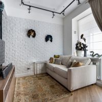 Salon blanc avec éléments de grenier