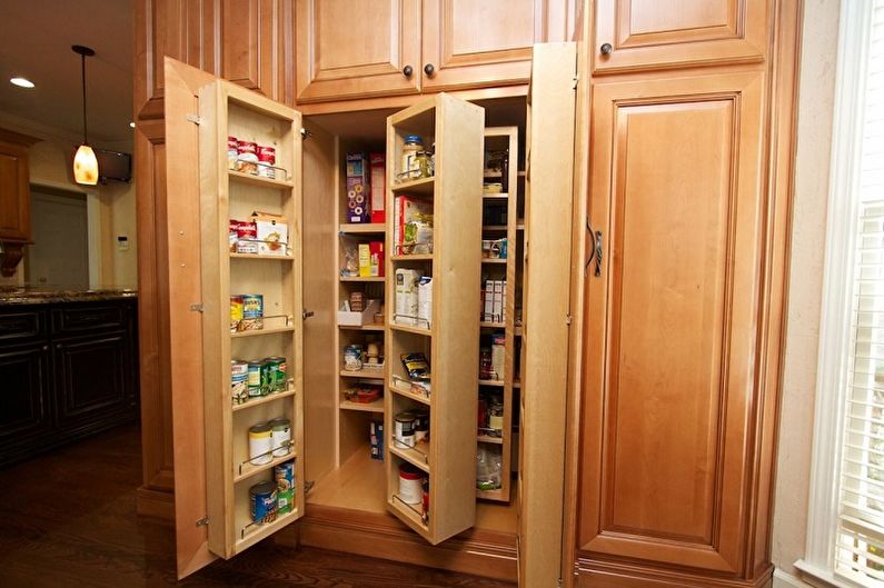 Rangement des aliments dans les armoires de cuisine