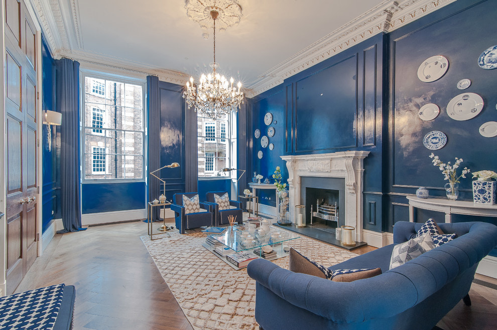 Conception de salon classique avec des murs bleus.