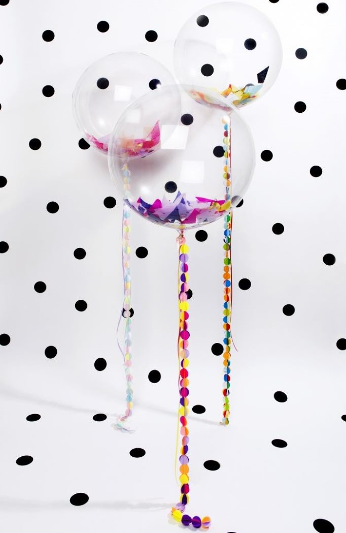 Ballons à l'hélium transparents avec des confettis à l'intérieur.
