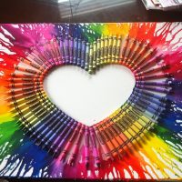 Beau coeur fait de crayons de couleur