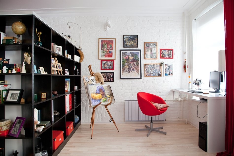 Chaise de bureau rouge dans le bureau à domicile