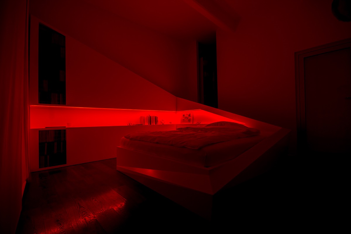 Lumière rouge dans la chambre