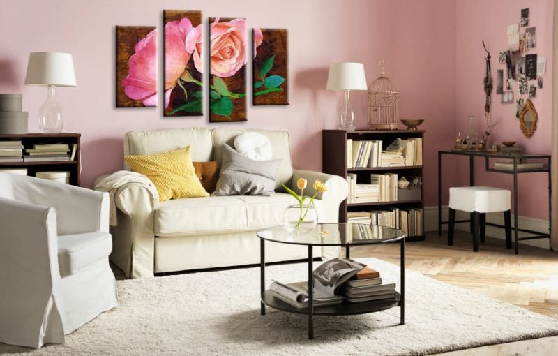 Sienu rotājums virs dīvāna ar modulārām gleznām