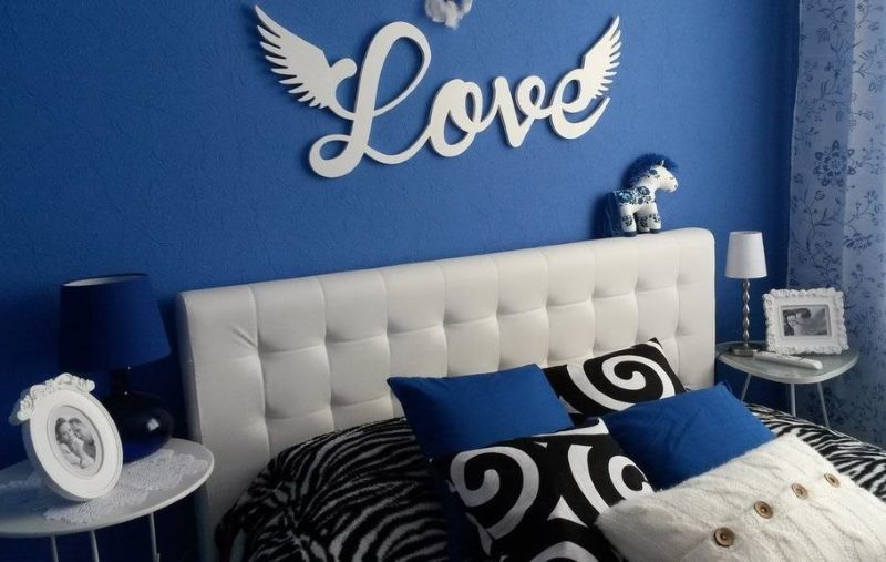 Decorating the wall in the bedroom with foam letters