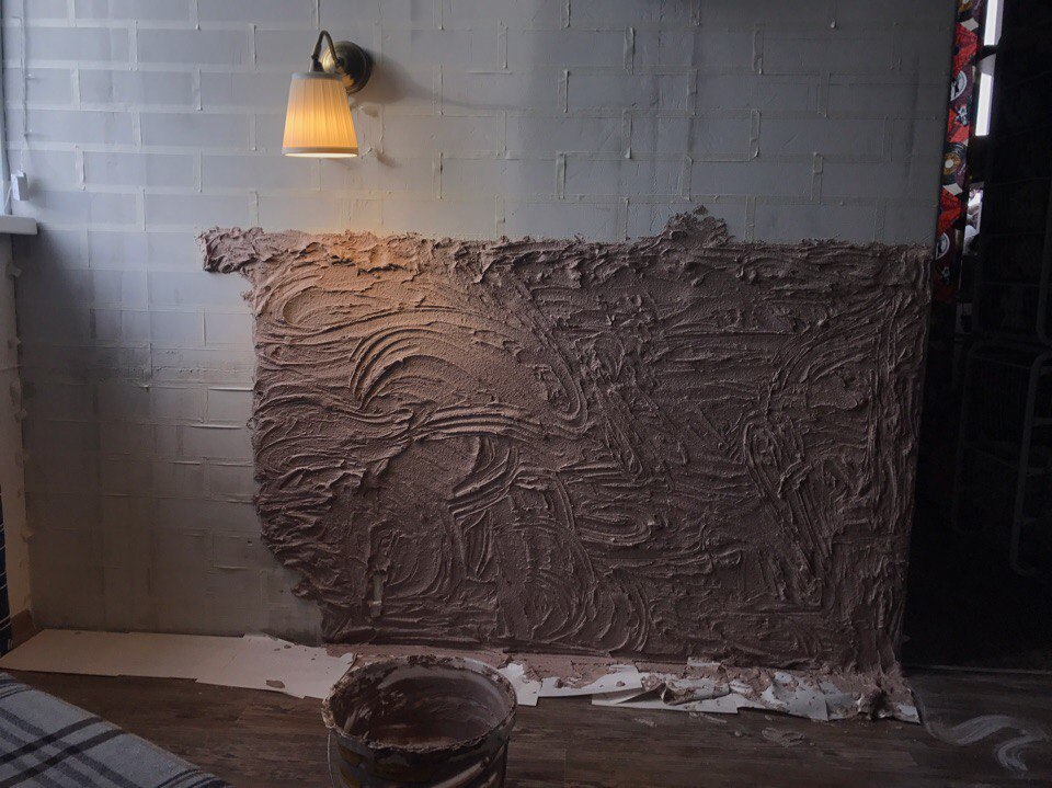 Application de plâtre décoratif sur un mur de béton